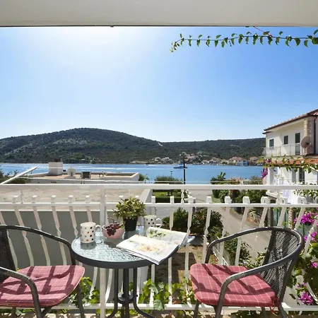 Apartments Nina Vinišće Esterno foto