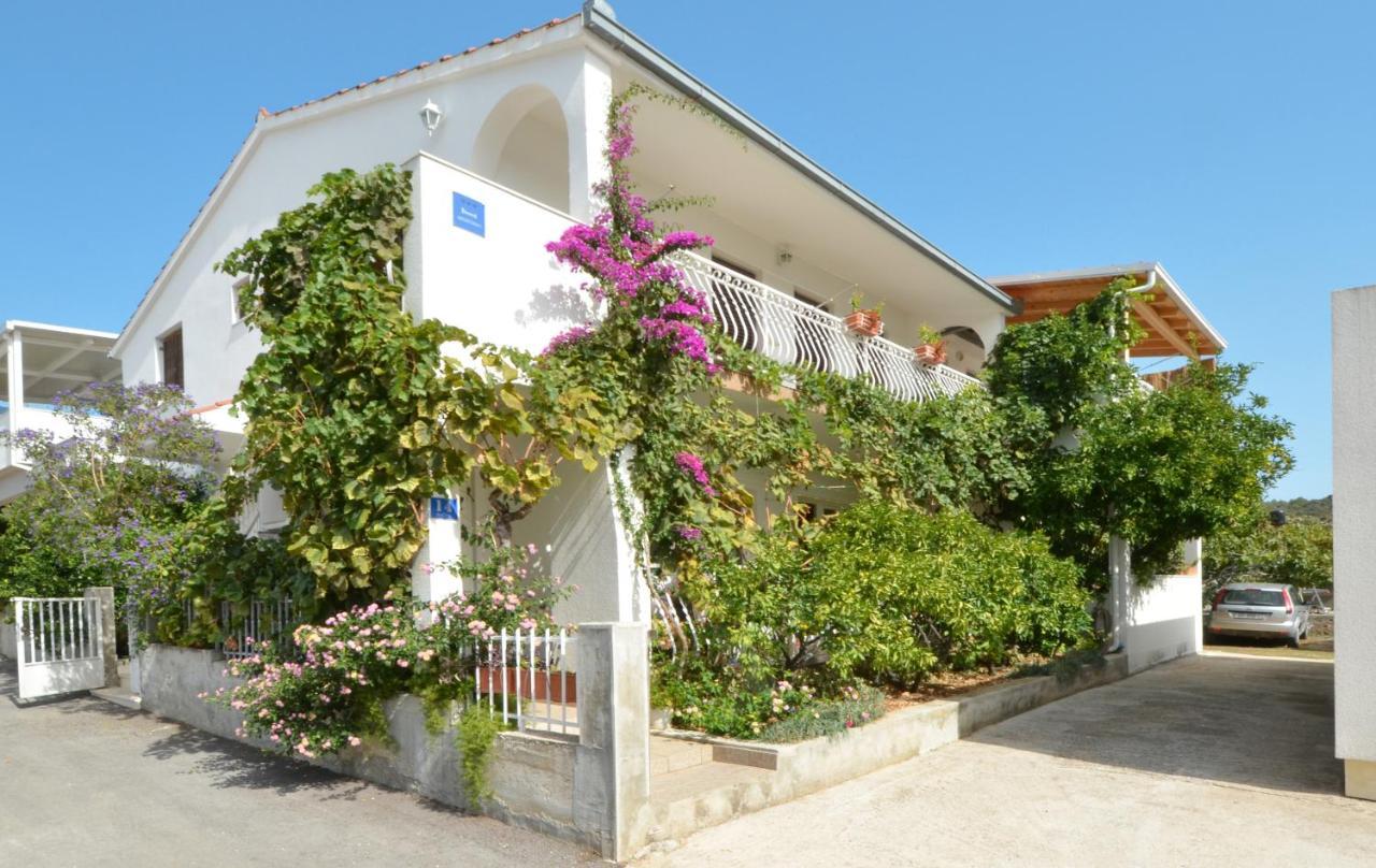 Apartments Nina Apartment Vinisce